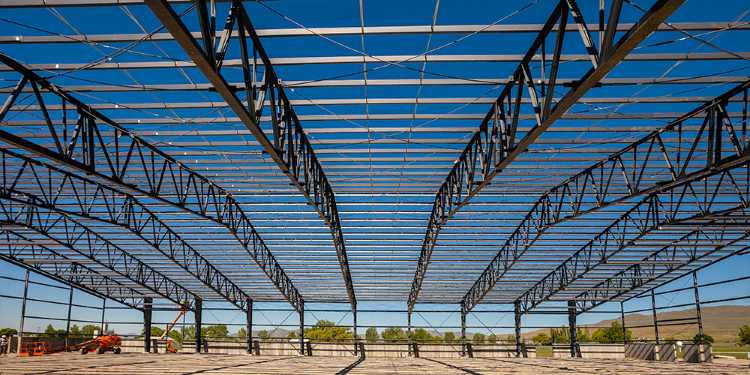 Clear Span Indoor Arena Arena Steel Building for County Fairgrounds_03-open-web-rafer-truss-installation